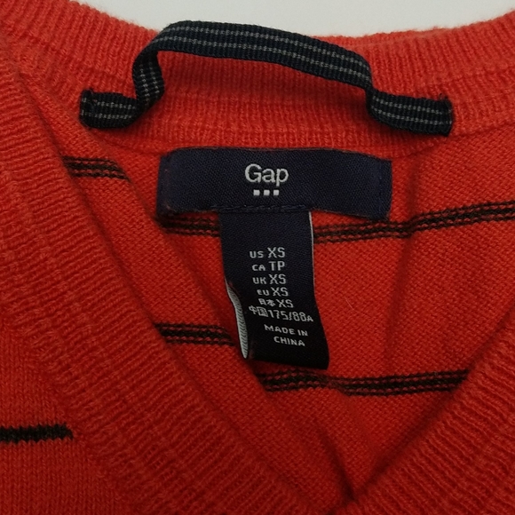 Gap light weight V-neck Sweater - Picture 3 of 4